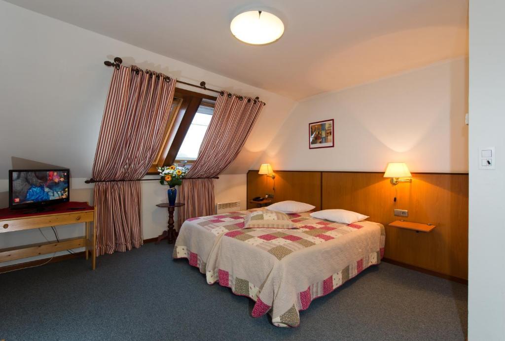 Auberge Le XIX Eme Thulin Rum bild